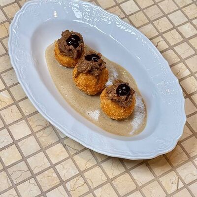 Аранчини с томленой говядиной, пармезаном и трюфельным соусом в Мари по цене 550 ₽