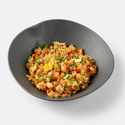 Жареный рис с курицей в азиатском стиле в Coffee Boom по цене 750 ₽