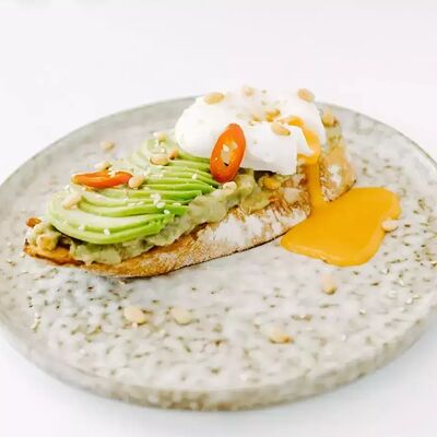 Брускетта с авокадо и яйцом пашот в Tao Sushi Lab по цене 490 ₽