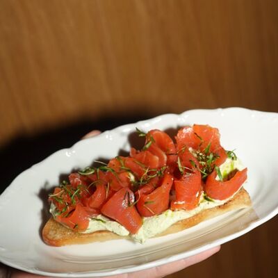 Бутер на багете с фирменной форельюв Луи по цене 890 ₽