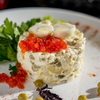 Салат Оливье с языком в Oзеро гриль по цене 450 ₽