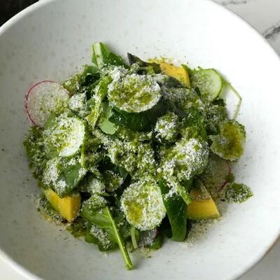 Зелёный салат со шпинатным соусом в Just Bar & Kitchen по цене 550 ₽