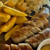 Колбаски говяжьи с квашеной капустой и картофельными дольками в Берлога
