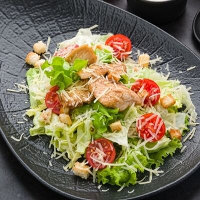 Цезарь с курицей в Жарим на углях по цене 490 ₽