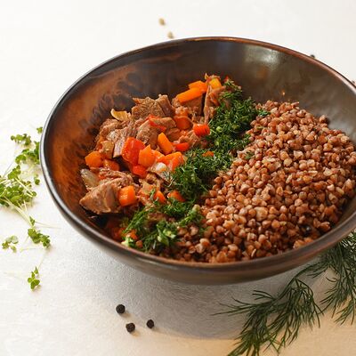 Гречневая каша с говядиной и овощами в Мама Краснодар по цене 325 ₽