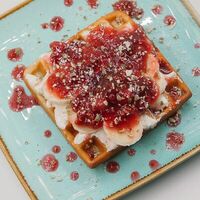 Венская вафля с бананом и малиной в Тепло