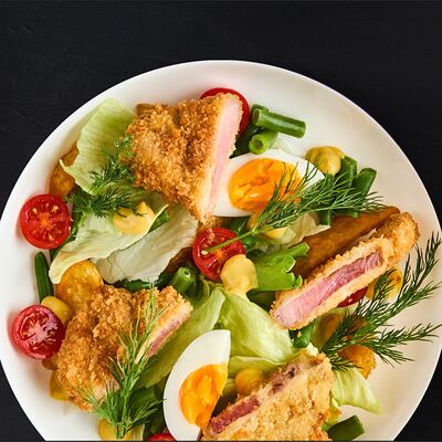 Салат с хрустящим тунцом в Gellert Bar по цене 640 ₽