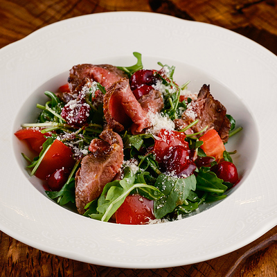 С ростбифом, рукколой, вишней в Съели Сумели по цене 970 ₽