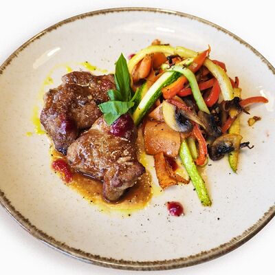 Медальоны из свинины в Мерано по цене 545 ₽