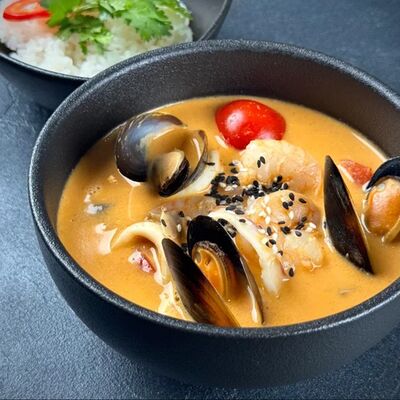 Том Ям с морепродуктами в По Чесноку по цене 781 ₽