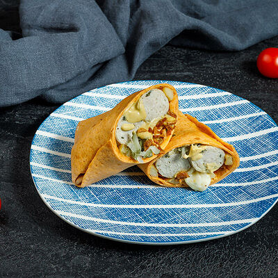 Хот-дог в томатной тортилье с сыром и маринованными огурчиками в МИЛТИ по цене 270 ₽