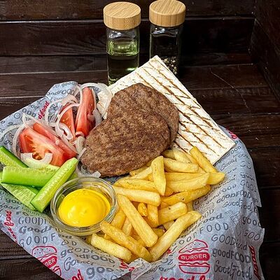 Говяжья котлета с картофелем фри в Good Food по цене 496 ₽