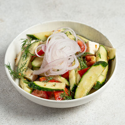 Горский салат из свежих овощей с кавказкой брынзой в Бурка по цене 470 ₽