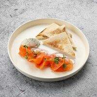 Лосось копченый с тостами и мягким сыром в The Kitchen