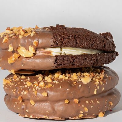 Вупи пай с варёной сгущенкой в Surf Coffee x Kuta по цене 300 ₽