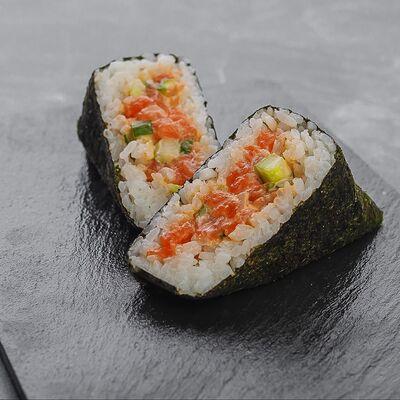 Онигири с лососем в Rolls Bar по цене 230 ₽