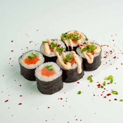 35. Малый ролл: х/к лосось, огурец, соус спайси (6 шт.) в ЁБИСАН по цене 629 ₽