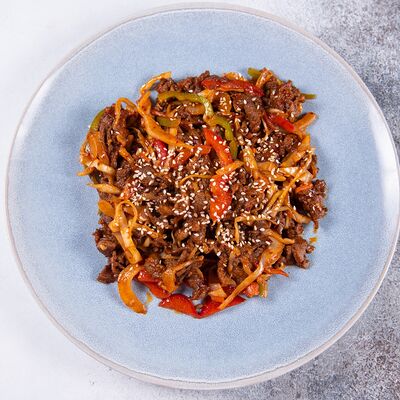 Свинина, обжаренная в остром соусе, с рисом в Soju по цене 1600 ₽