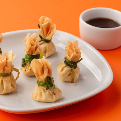 Жареные вонтоны с сёмгой, снежным крабом и сливочным сыром в Сушилка по цене 540 ₽