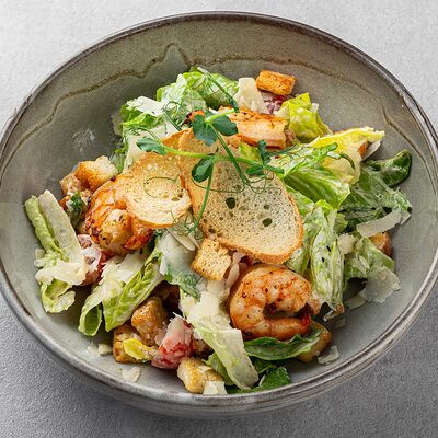 Салат Цезарь с креветкой в Si M patio по цене 830 ₽