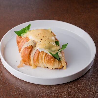 Круассан с авокадо и Бенедикт в Траттория для друзей по цене 420 ₽