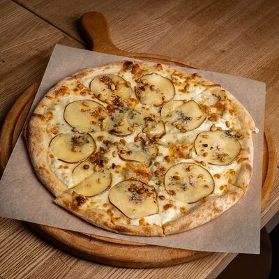 Пицца с грушей и сыром Дор блю 30 см в Polla Vina по цене 940 ₽