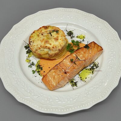 Стейк подкопченной форели с гратеном из картофеля и соусом бискв Мёд и Масло по цене 2030 ₽