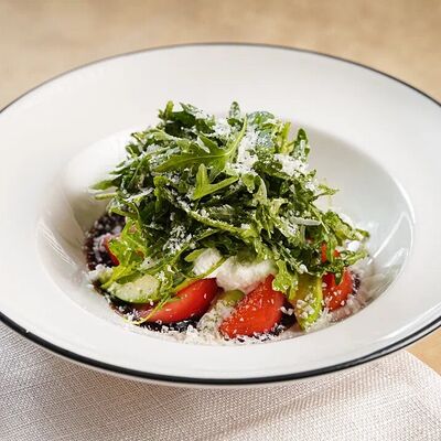 Салат с бакинскими томатами и страчателлой в Компот по цене 540 ₽