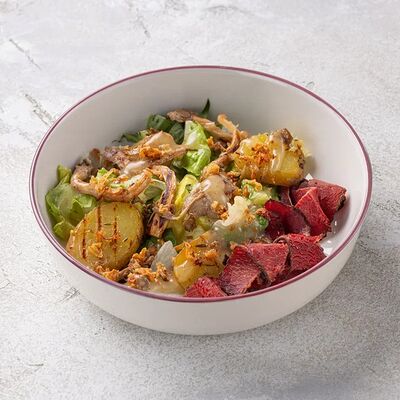 Салат с пастрами из говядины, печёным картофелем и вешенками в Шоколадница по цене 595 ₽