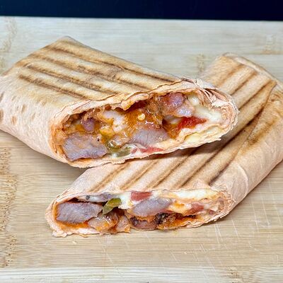 Шаурма со свининой сырная и остраяв Art Grill по цене 709 ₽