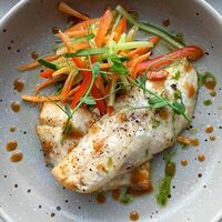 Морской окунь с мисо-карамелью в La Costa