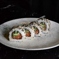 Большие Спайси роллы с лососем в Нами