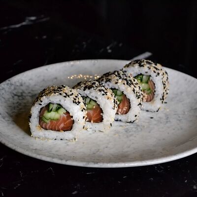 Большие Спайси роллы с лососем в Нами по цене 1230 ₽