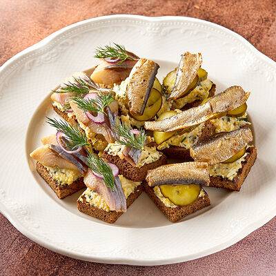 Ассорти бутербродов с сельдью и шпротами в Сандуны Урал по цене 1300 ₽