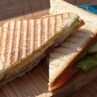 Сэндвич с беконом и ветчиной в Stories по цене 435 ₽