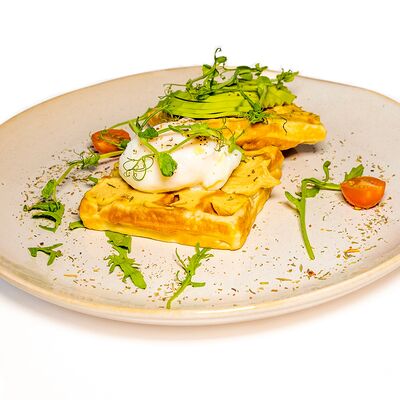 Вафли с хумусом, авокадо и яйцом пашот в The art cafe по цене 485 ₽