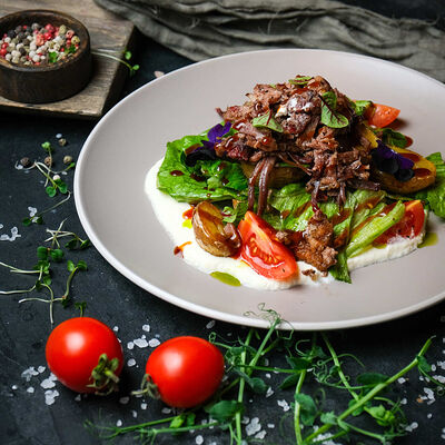 Тёплый салат с брискетом в КРЫЛЬЯ ПАБ по цене 770 ₽