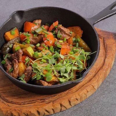 Жаркое из говядины в Mir love по цене 1063 ₽