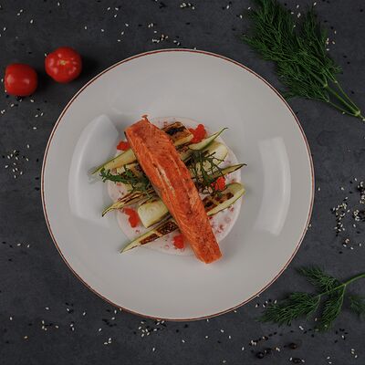 Стейк из лосося с цукини в Руки ВВерх! Бар по цене 1500 ₽