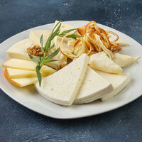 Ассорти из грузинских сыров в BERICONI