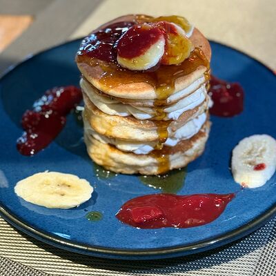 Панкейки с бананом и кленовым сиропом в Мясо & Рыба по цене 670 ₽