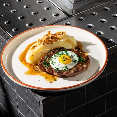 Бифштекс из говядины, картофельное пюре в Водокачка по цене 650 ₽