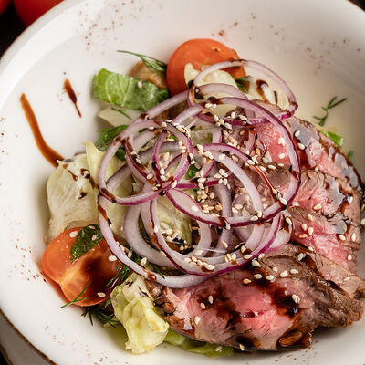 Салат с ростбифом и баклажанами в Сандуны Урал по цене 960 ₽