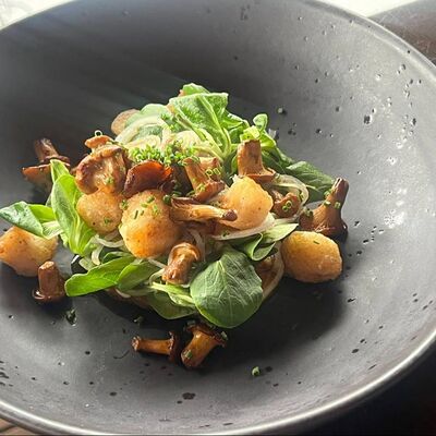 Теплый салат с лисичками и гребешком в Fish Point по цене 1550 ₽