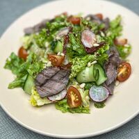 Салат с ростбифомв Teppanyaki