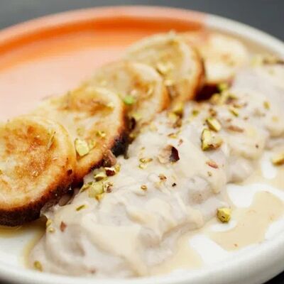 Сырники с банановой эспумой в Mola Mola по цене 550 ₽