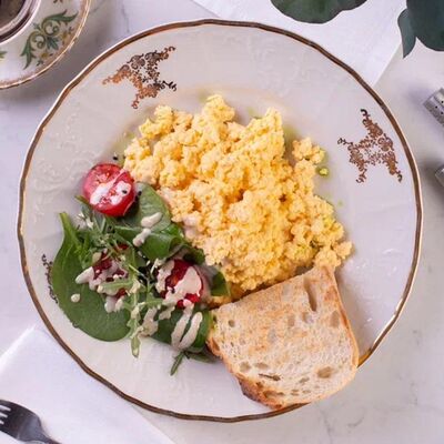 Скрэмбл из 3 яиц с мини-салатом и тостами в Лобби бар по цене 470 ₽