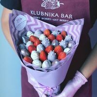 Букет из клубники в шоколаде Лаванда M в Klubnika Bar