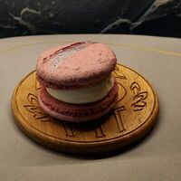 Макарон смородина в Coffee Pit