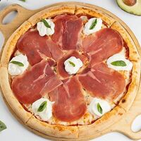 Пицца с пармой и страчателлойв Gusto pizza